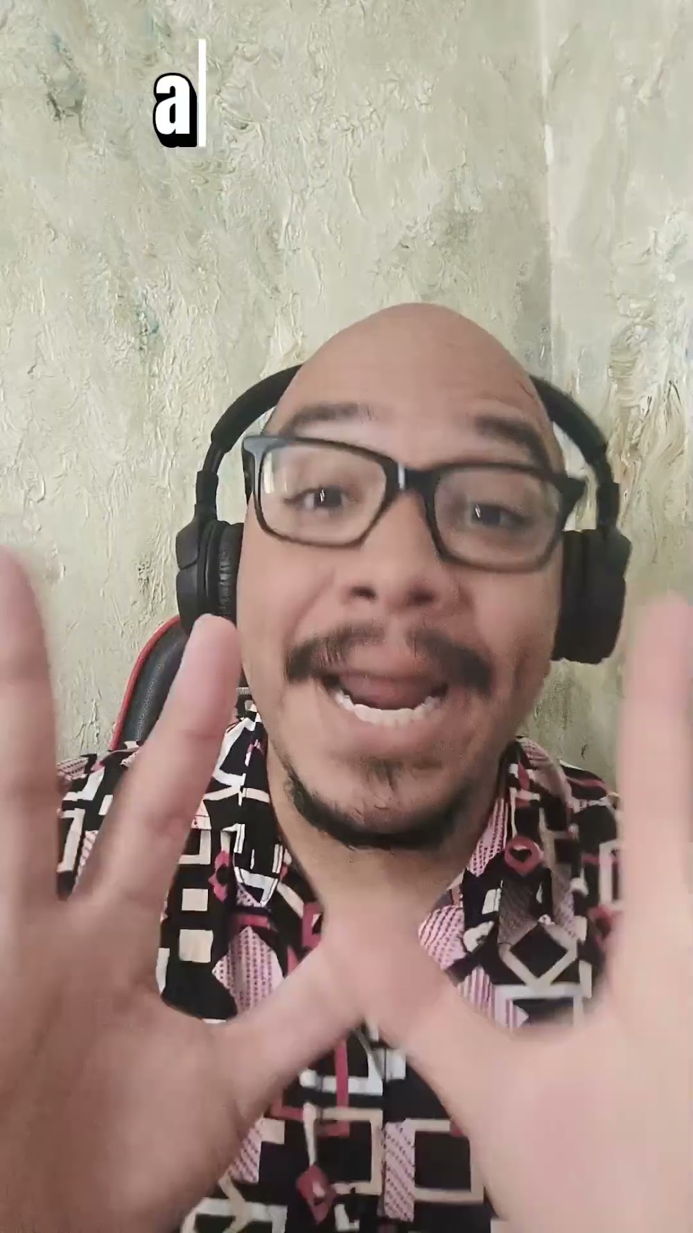 Adriano Ladislau em vídeo vertical usando óculos e fones de ouvido.