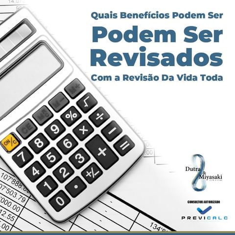 Arte sobre benefícios que podem ser revisados, com calculadora e documentos.