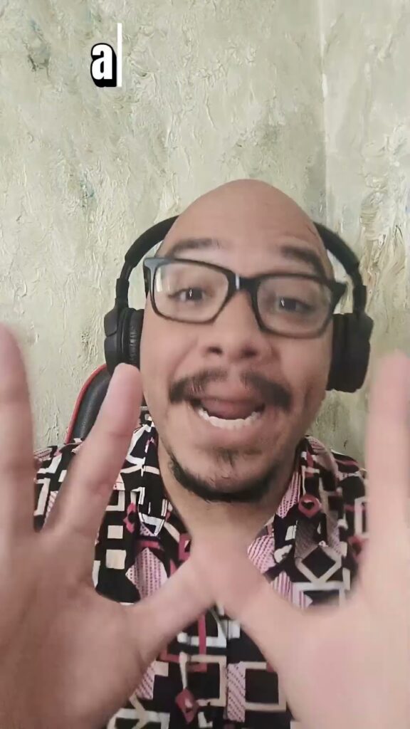 Adriano Ladislau em vídeo vertical usando óculos e fones de ouvido.